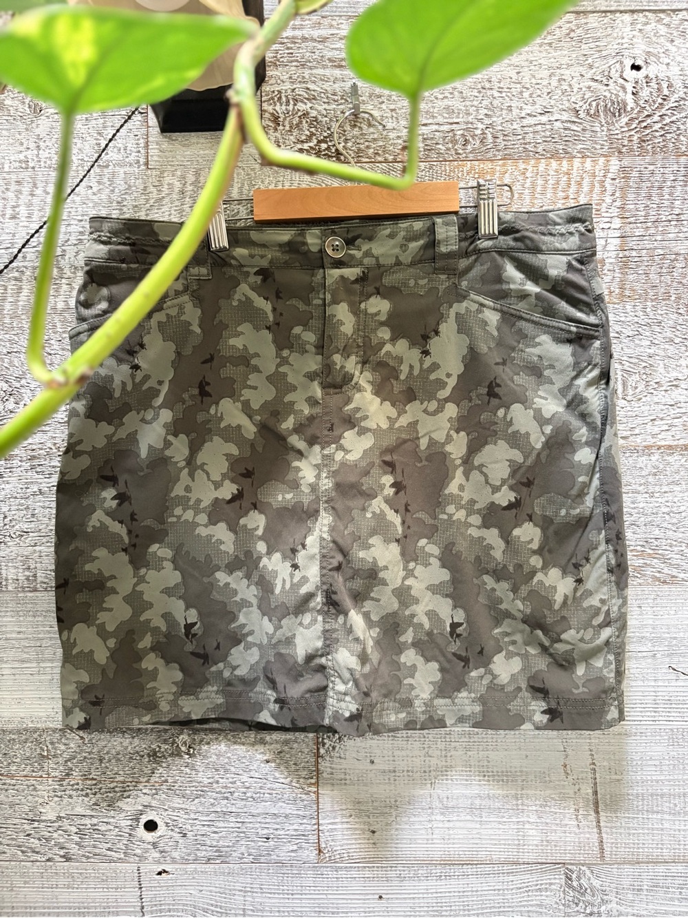 Eddie Bauer | "Adventurer 2.0" Short Camouflage Performance Skort - Women's 10